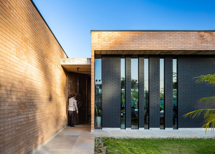 Obra com tijolos ecológicos e estrutura de madeira